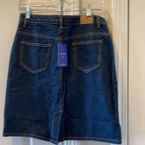 Women’s basic five-pocket rugged wear denim skirt with slit, size small